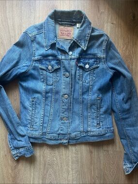 Levi's Women's Medium Blue Denim Trucker Jacket